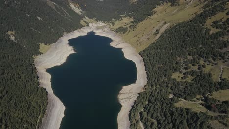 Mountain-lake-in-French-Pyrenees,-France