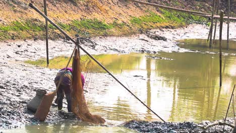 Bangladeschischer-Fischer-Wäscht-Sich-Bei-Ebbe-In-Einem-Kleinen-Pool-Die-Hände,-Nachdem-Er-Fische-Gefangen-Hat