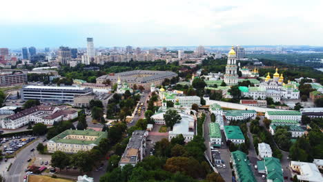 Filmische-Luftaufnahme-Des-Historischen-Viertels-Von-Kiew-Mit-Orthodoxen-Kirchen-Und-Klöstern