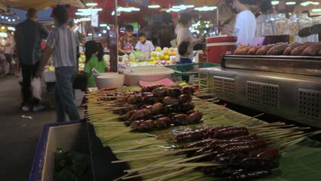 Belebter-Nachtmarkt-In-Rayong,-Auf-Dem-Menschen-Verschiedene-Lebensmittel-Kaufen-Und-Verkaufen