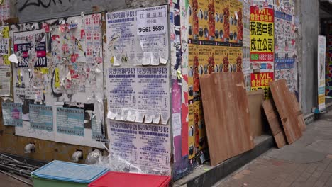 Werbeplakate-Und-Graffiti-An-Der-Wand-Eines-Gebäudes-In-Hongkong