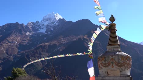Ein-Chorten-Oder-Stupa-Im-Himalaya-Gebirge-Mit-Gebetsfahnen,-Die-Im-Wind-Wehen
