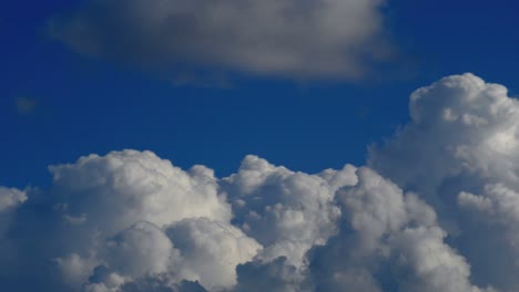 Majestuoso-Lapso-De-Tiempo-De-Nubes,-Cielo-Azul-Cristalino-Con-Nubes-Blancas-Rodando-Encima-De-él,-Paisaje-Natural-Del-Horizonte-Del-Cielo