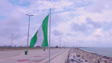 Isla-Victoria,-Lagos,-Nigeria---1-De-Octubre-De-2022:-La-Bandera-De-Nigeria-Ondeando-En-El-Viento-El-Día-De-La-Independencia