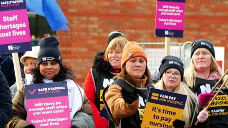 Personal-Del-Nhs-Con-Fondos-Insuficientes-Y-Con-Exceso-De-Trabajo-En-El-Hospital-De-Whiston-Protesta-En-La-Línea-De-Piquete-Con-Pancartas-Y-Banderas-Exigiendo-Condiciones-Salariales-Justas