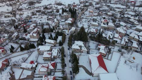 Pueblo-Tranquilo-En-La-Montaña-De-Albania-Con-Techo-Blanco-De-Casas-De-Huéspedes-Cubiertas-De-Nieve