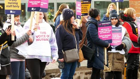 Erschöpfte,-überarbeitete-NHS-Mitarbeitergewerkschaft-Im-Whiston-Hospital,-Demonstration-Auf-Der-Streikpostenlinie-Mit-Transparenten-Und-Fahnen-Für-Faire-Bezahlung