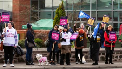 Überlastete-NHS-Arbeiter-Im-Whiston-Hospital-In-St.-Helens-Protestieren-An-Der-Streikpostenlinie-Mit-Transparenten-Und-Fahnen-Und-Fordern-Eine-Faire-Bezahlung