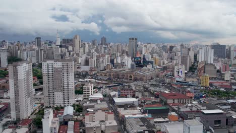 Drohnenaufnahmen-Der-Skyline-Von-Sao-Paulo,-Die-über-Das-Stadtzentrum-Fliegt