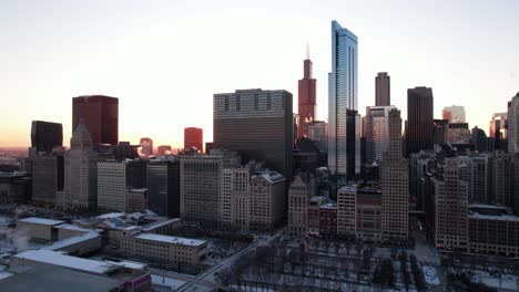 Aufsteigende-Luftaufnahmen-Von-Rauchenden-Gebäuden,-Chicago-Architektur-Im-Winter-Bei-Sonnenuntergang