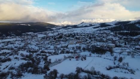 Paisaje-Montañoso-Cerca-Del-Pueblo-De-Voskopoja-Rodeado-De-Bosques-Y-Colinas-Cubiertas-De-Nieve-Blanca