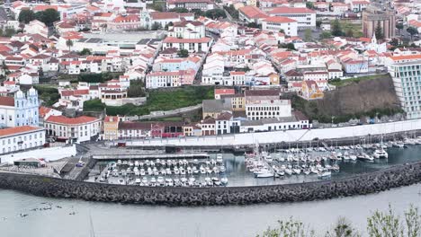 Luftaufnahme-Der-Bootsanlegestelle-Am-Yachthafen-D&#39;Angra-In-Der-Nähe-Der-Kirche-Misericordia-In-Angra-Do-Heroismo,-Dritte-Insel,-Portugal
