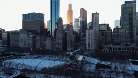 Wunderschöne-Aufnahme-Der-Verschneiten-Chicagoer-Stadtlandschaft-Am-Abend,-Hochhäuser