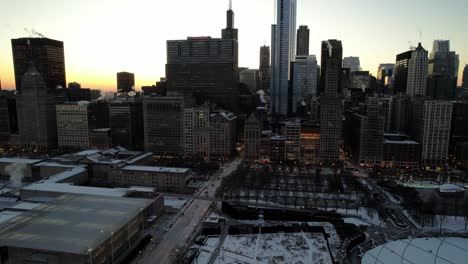 Filmische-Aufnahme-Der-Verschneiten-Chicagoer-Stadtlandschaft-Am-Abend,-Hohe-Wolkenkratzer