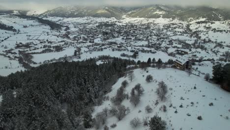 Pueblo-Turístico-Revelado-Después-De-Pistas-De-Esquí-Y-Bosques-De-Pinos-Cubiertos-De-Nieve-Blanca-En-Albania