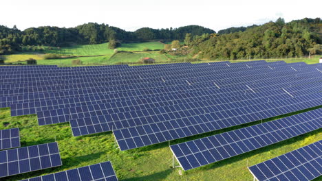 Solar-panels-on-green-field