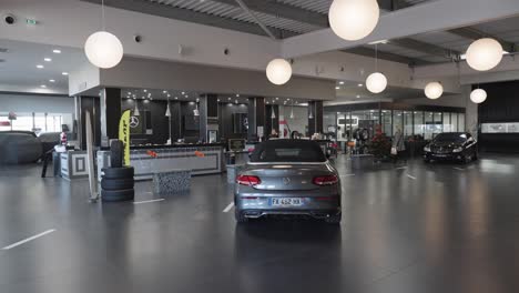 Rotation-in-a-Mercedes-dealership-with-a-car-and-the-counter-just-behind