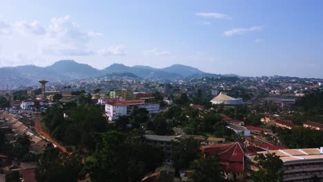 Luftaufnahme-über-Dem-Stadtbild-Der-Innenstadt-Von-Yaoundé,-Sonniges-Kamerun,-Afrika