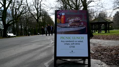 Halten-Sie-Im-Regents-Park-An-Und-Gönnen-Sie-Sich-Ein-Picknick-Und-Ein-Erfrischungsgetränk-In-London,-Vereinigtes-Königreich