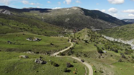 Aerea-Dron-Balazo-Seguir-Off-Road-Coche-Country-Road-Mont-Asoleado