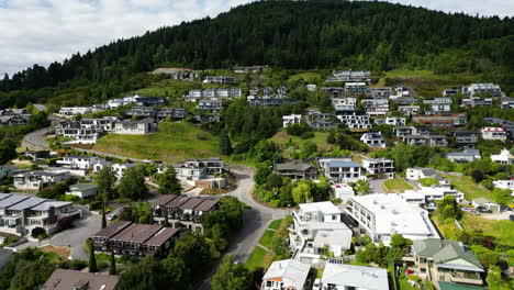 Ruhiges-Wohnviertel-In-Einem-Vorort-Von-Queenstown,-Neuseeland,-Luftaufnahme