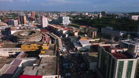 Luftaufnahme-über-Belebte-Straßen-Von-Yaoundé,-Sonniger-Tag-In-Kamerun,-Zentralafrika