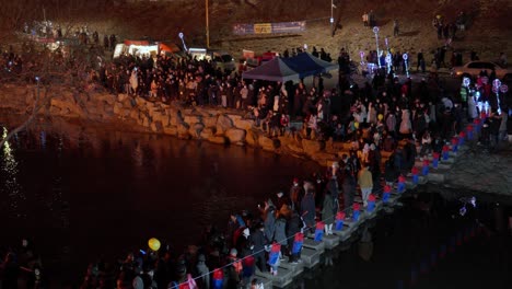 Multitud-De-Coreanos-Cruzando-El-Arroyo-Jangjae-Para-Ver-Daljip-Quemando-Fuego-Por-La-Noche-En-Seúl-En-Jeongwol-Daeboreum-Primer-Festival-De-Luna-Llena-En-Gangnam,-Seúl-El-5-De-Febrero-De-2023