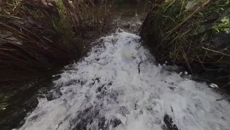 Flussüberlaufkanal-Mit-Schnell-Fließendem-Wasser