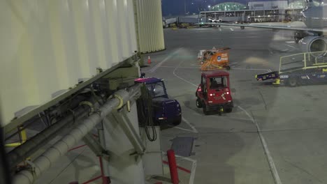 Vista-De-Las-Pistas-Del-Aeropuerto-Internacional-O&#39;hare-Desde-El-Interior-De-Una-Sala-De-Espera