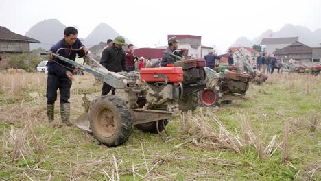 Bauern-Ernten-Das-Land-Als-Ritual-Der-Kulturellen-Aktivitäten-Beim-Long-Tong-Festival,-Das-In-Der-Stadt-Bac-Son,-Provinz-Lang-Son,-Vietnam,-Stattfindet