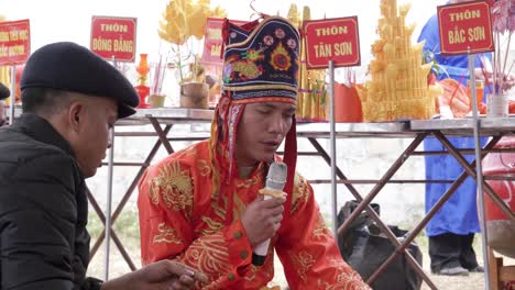 Un-Pueblo-Canta-Como-Parte-Del-Festival-Long-Tong,-Celebrado-En-La-Ciudad-De-Bac-Son,-Provincia-De-Lang-Son,-Vietnam