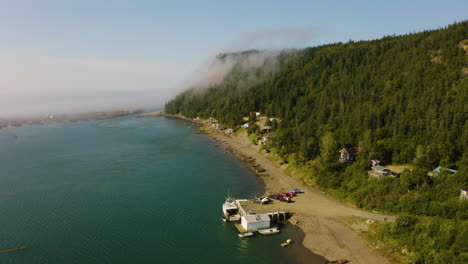 Filmische-Luftaufnahme-Der-Atlantikküste,-Während-Nebel-Die-Klippen-Der-Insel-Grand-Manan-Hinaufsteigt