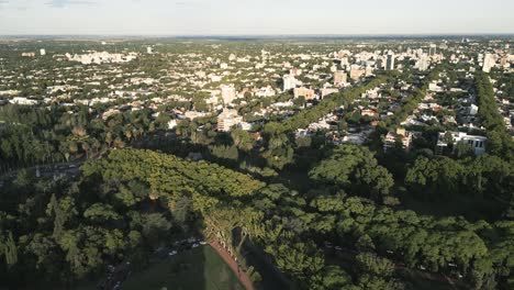 Drones-Aéreos-Vuelan-Sobre-La-Ciudad-De-Mendoza,-Argentina,-Paisaje-Urbano-Verde-Y-Horizonte-Del-Destino-De-Enoturismo-En-América-Latina