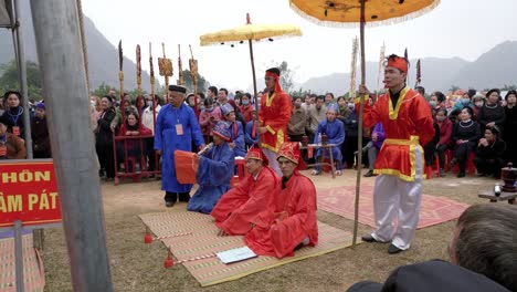 La-Gente-Está-Orando-Por-Un-Futuro-Mejor-En-El-Festival-Long-Tong-Celebrado-En-La-Ciudad-De-Bac-Son,-Provincia-De-Lang-Son,-Vietnam