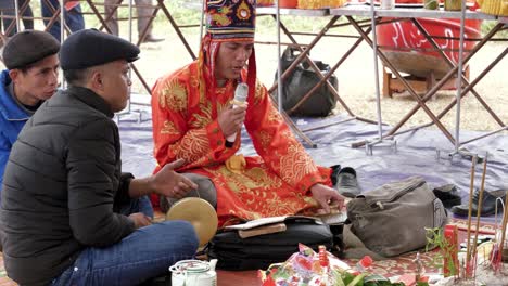 Un-Pueblo-Canta-Como-Parte-Del-Festival-Long-Tong,-Celebrado-En-La-Ciudad-De-Bac-Son,-Provincia-De-Lang-Son,-Vietnam