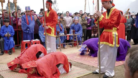 Menschen-Beten-Zu-Gott-Für-Eine-Bessere-Zukunft-Beim-Long-Tong-Festival,-Das-In-Der-Stadt-Bac-Son,-Provinz-Lang-Son,-Vietnam,-Stattfindet