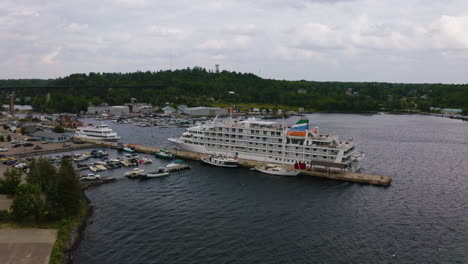Scenic-aerial-view-of-a-cruise-ship-docked-in-Parry-Sound-Harbour