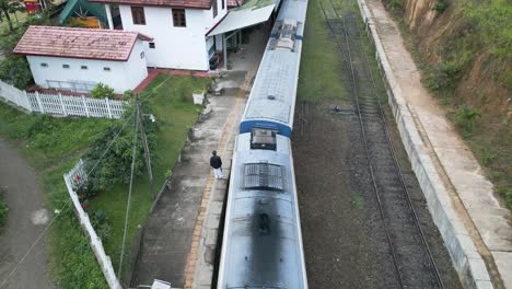 Filmische-Luftaufnahme-über-Einem-Zug-Am-Bahnhof-In-Der-Stadt-Ella,-Sri-Lanka