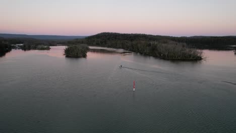 Luft-Soloboot-Auf-Einem-Ruhigen-Fluss-Bei-Sonnenaufgang-In-Der-Natur,-See-Conjola