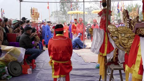 Un-Pueblo-Canta-Como-Parte-Del-Festival-Long-Tong,-Celebrado-En-La-Ciudad-De-Bac-Son,-Provincia-De-Lang-Son,-Vietnam