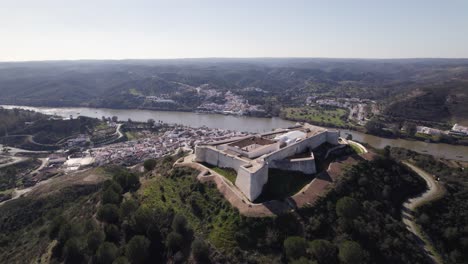 Luftaufnahme-Der-Beeindruckenden-Burg-San-Marcos-Mit-Blick-Auf-Den-Fluss-Guadiana,-Spanien