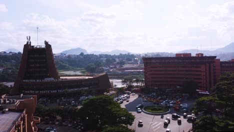 Luftaufnahme-Des-Ministeriums-Für-Post-Und-Telekommunikation-Im-Sonnigen-Yaoundé,-Kamerun