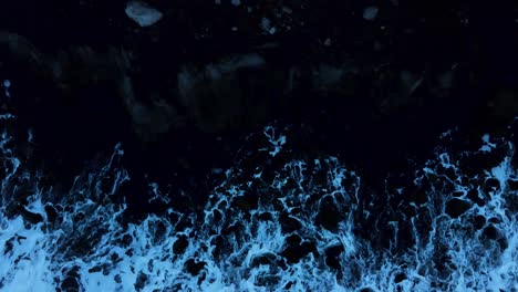 Dunkelblaue-Wellen-Schlagen-Gegen-Die-Klippe