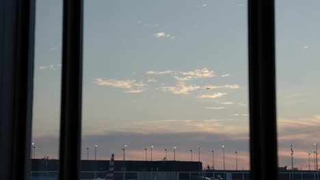 Blick-Auf-Ein-Flugzeug,-Das-Im-Morgengrauen-Aus-Einer-Lounge-über-Den-Internationalen-Flughafen-O&#39;Hare-Fliegt