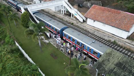 People-boarding-train-at-Ella-station,-Sri-Lanka-ready-to-explore-The-Nine-Arch-Bridge