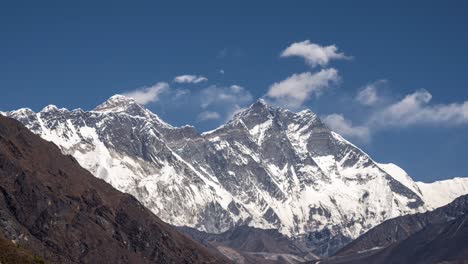 Ein-Zeitraffer-Der-Wolken,-Die-über-Die-Gipfel-Einiger-Berge-Im-Himalaya-Gebirge-In-Nepal-Rollen