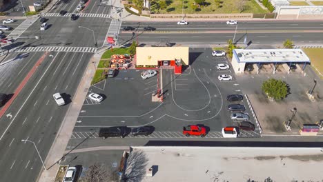 Drohnen-Zeitraffer-Der-Durchfahrt-Im-Wienerschnitzel-Fastfood-Restaurant-In-Südkalifornien