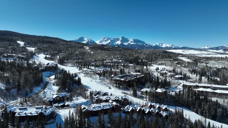 Weitläufige-Luftaufnahme-Der-Telluridhänge-In-Colorado-Im-Winter