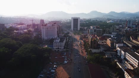 Vista-Aérea-Que-Se-Eleva-Sobre-La-Calle-Bd-Du-20-Mai-En-El-Centro-De-Yaundé,-El-Soleado-Camerún