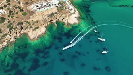 Jetboote-Ziehen-Eine-Röhre-In-Der-Nähe-Des-Mylopotas-Strandes-Vor-Der-Insel-IOS-In-Griechenland